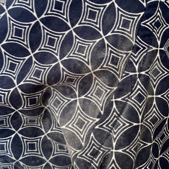 Patterned Blue and white size large slim fit patterned men’s button up - Picture 5 of 5